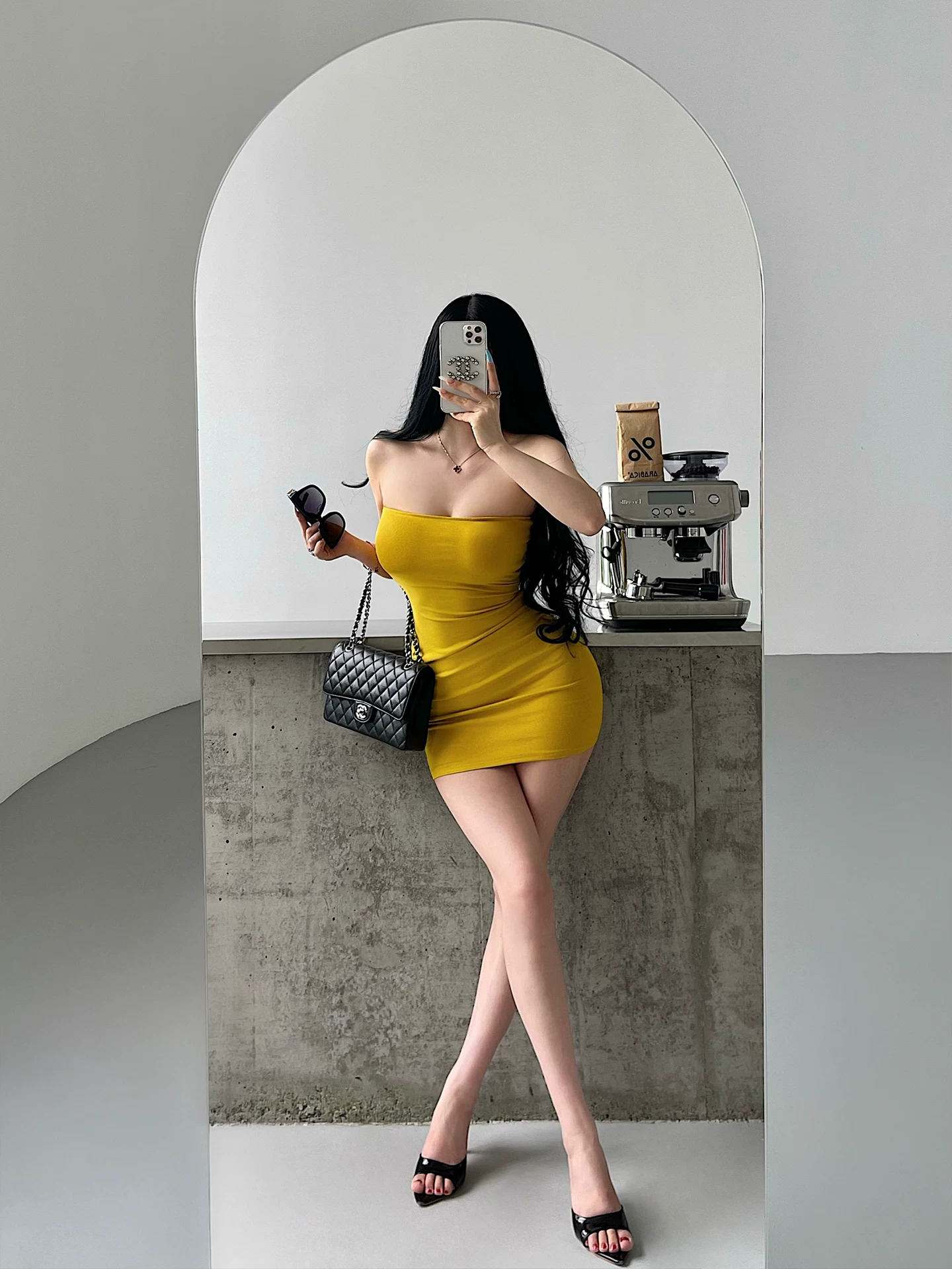 YoungGirlDay pure Desire hot girl sexy váy ống hở lưng xếp ly ôm eo với váy ngắn ôm sát hông và miếng đệm ngực.