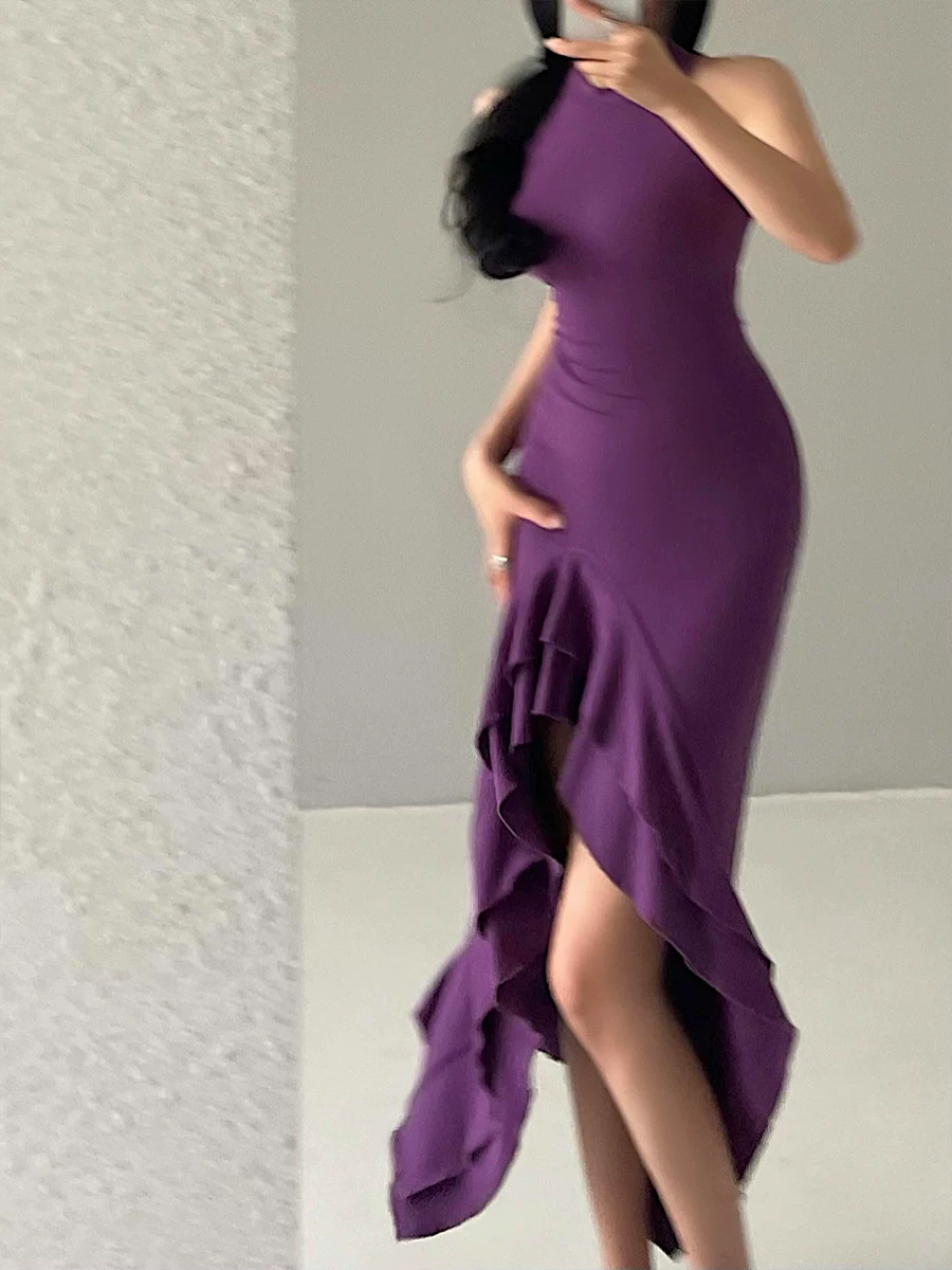 YoungGirlDay váy dài vừa phải, cổ tròn, không tay, xẻ tà cao, gợi cảm, quyến rũ, kiểu dáng ôm sát.