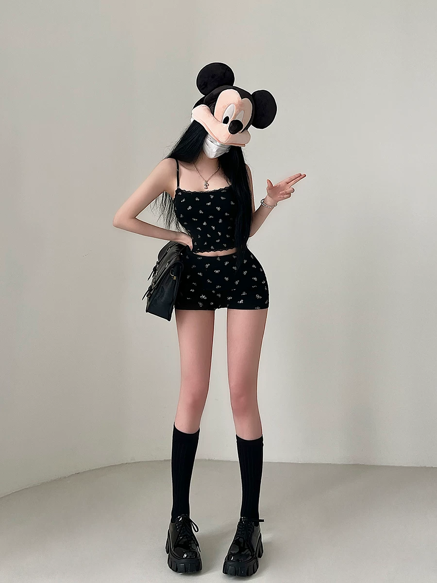 Áo hai dây viền ren gợi cảm YoungGirlDay có nơ trang trí màu bạc, bộ quần váy ôm hông cạp thấp.
