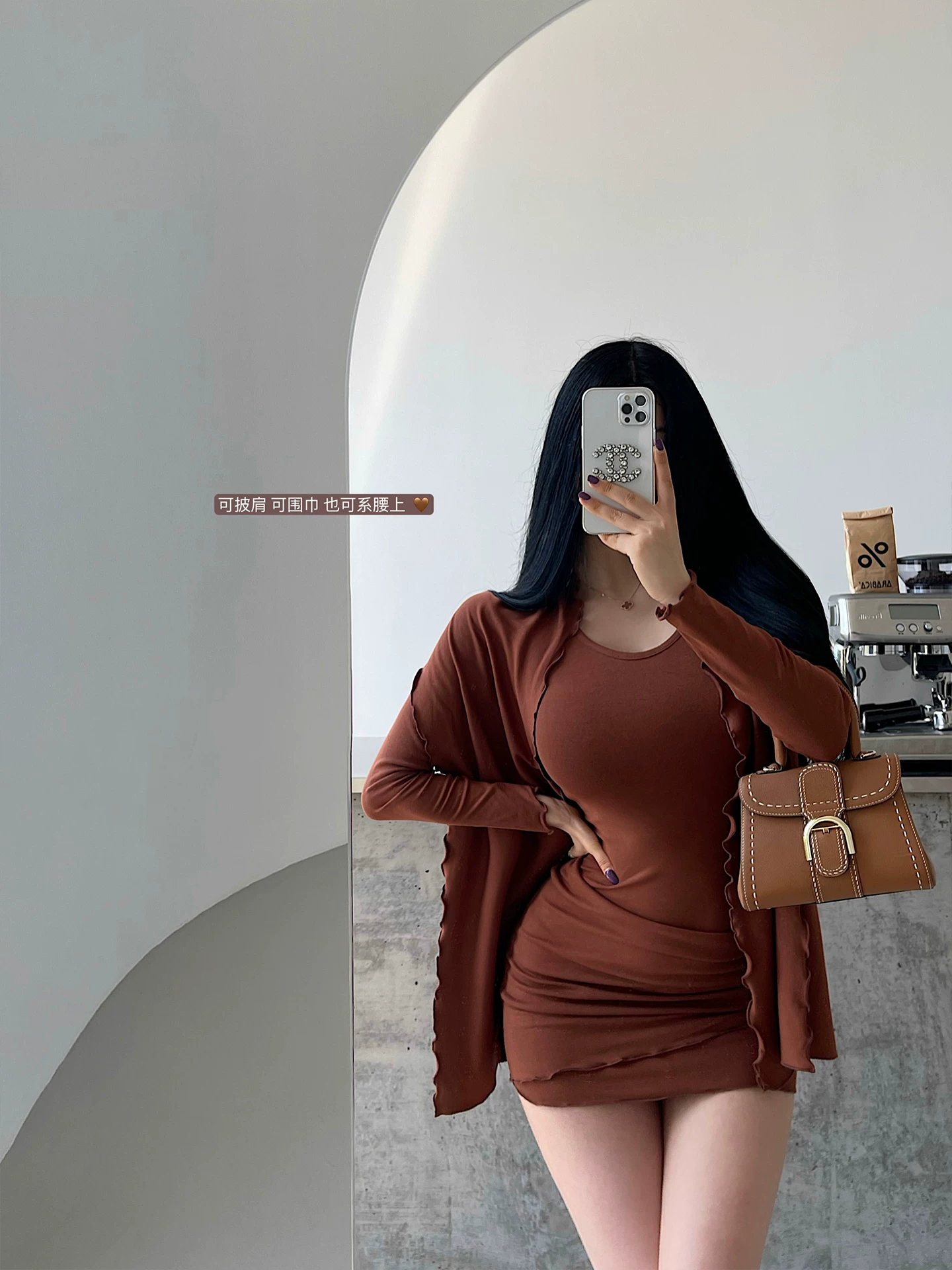 Khăn quàng cổ YoungGirlDay mang phong cách thuần khiết với những sợi ruy băng, eo xếp ly ôm sát, váy ôm sát dài tay, váy ngắn.
