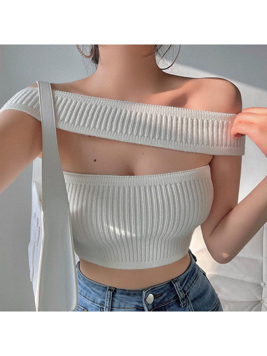 Áo crop top ngắn bó sát, chất liệu thun co giãn, màu trơn, kiểu cổ halter dành cho nữ.