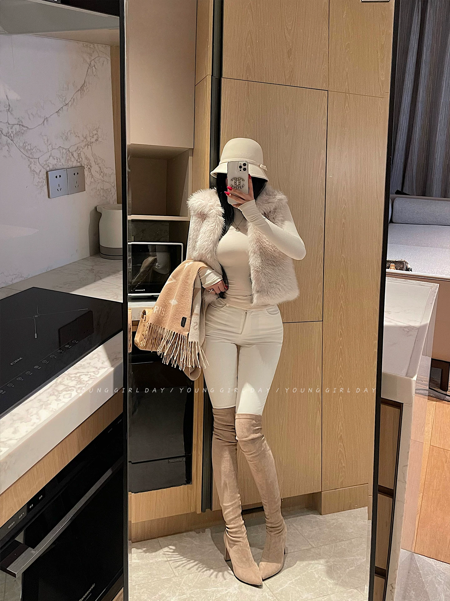 YoungGirlDay phong cách trưởng thành, khao khát thuần khiết, áo vest ngắn lông thú giả dáng ôm vừa vặn mùa thu đông.