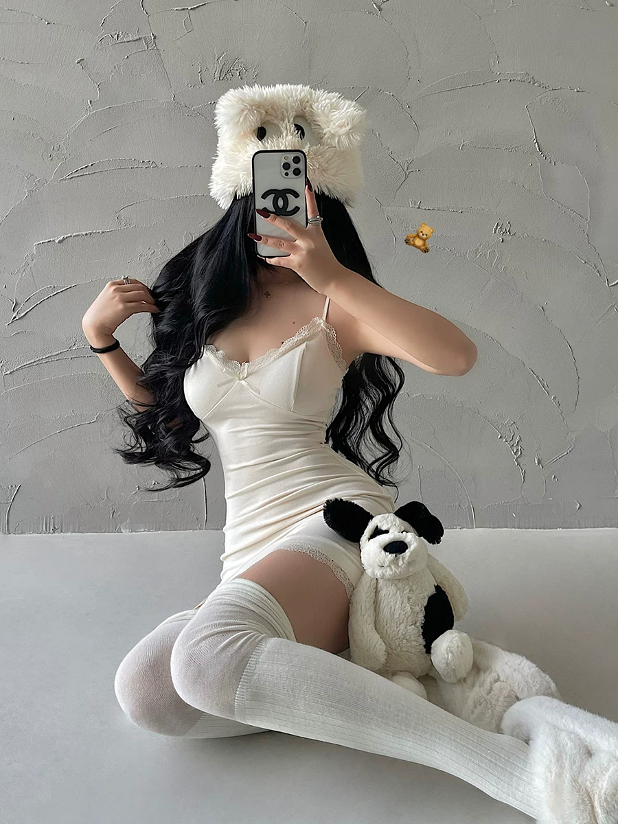 YoungGirlDay phong cách thuần khiết gợi cảm, ôm sát, thon gọn, váy ren ôm sát eo, váy ngắn bodycon.