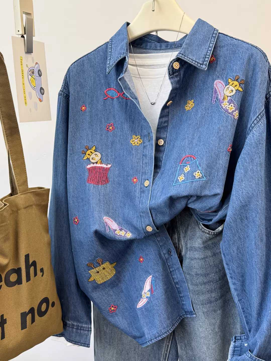 Chất liệu mềm mại, áo sơ mi denim thêu hình bê, áo sơ mi dài tay dáng rộng, áo denim mỏng nhiều lớp màu xanh nhạt