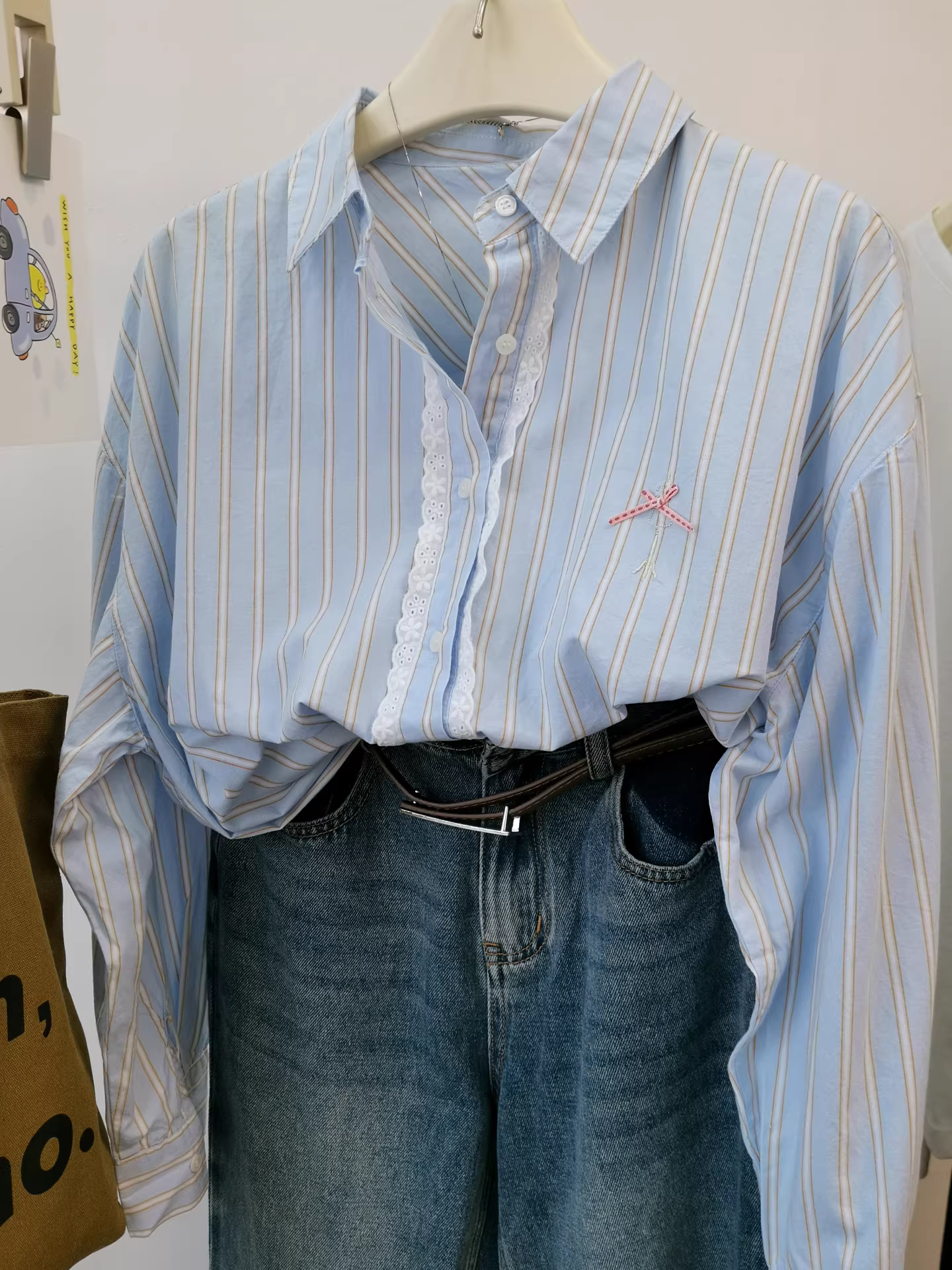 Áo sơ mi viền ren sọc biển nhạt dành cho nữ, thêu họa tiết nhỏ, dáng rộng, áo 100% cotton, bộ sưu tập mùa xuân 2026.