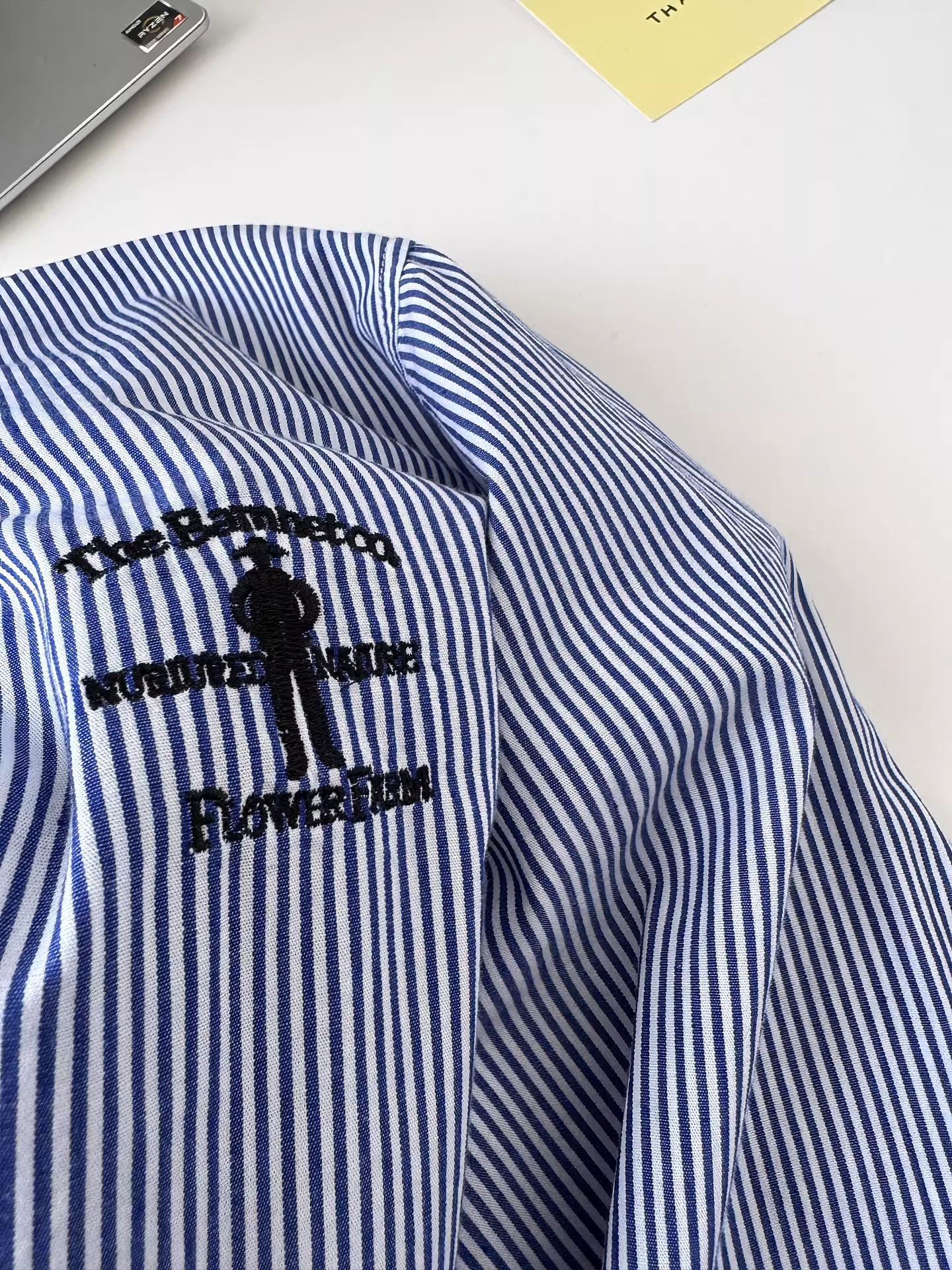 Áo sơ mi sọc dọc cổ điển Nhật Bản thiết kế độc đáo áo sơ mi cotton dáng rộng xếp lớp áo nghệ thuật dành cho nữ