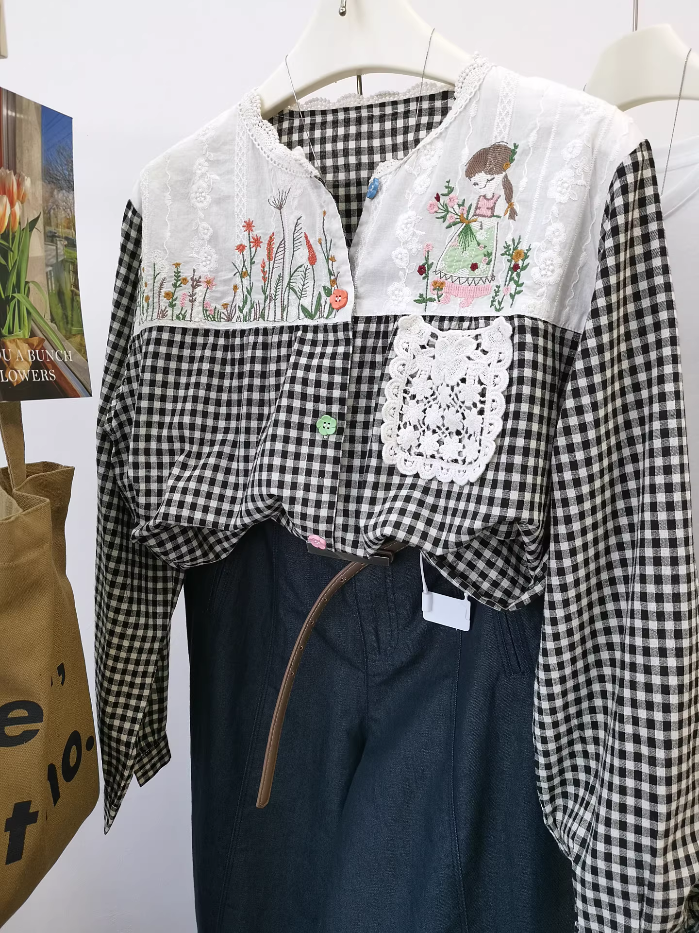 Trang trí túi hòa tan trong nước, cổ áo móc, cổ tròn, thêu, áo sơ mi kẻ sọc đen rộng rãi bằng cotton nguyên chất của bé gái