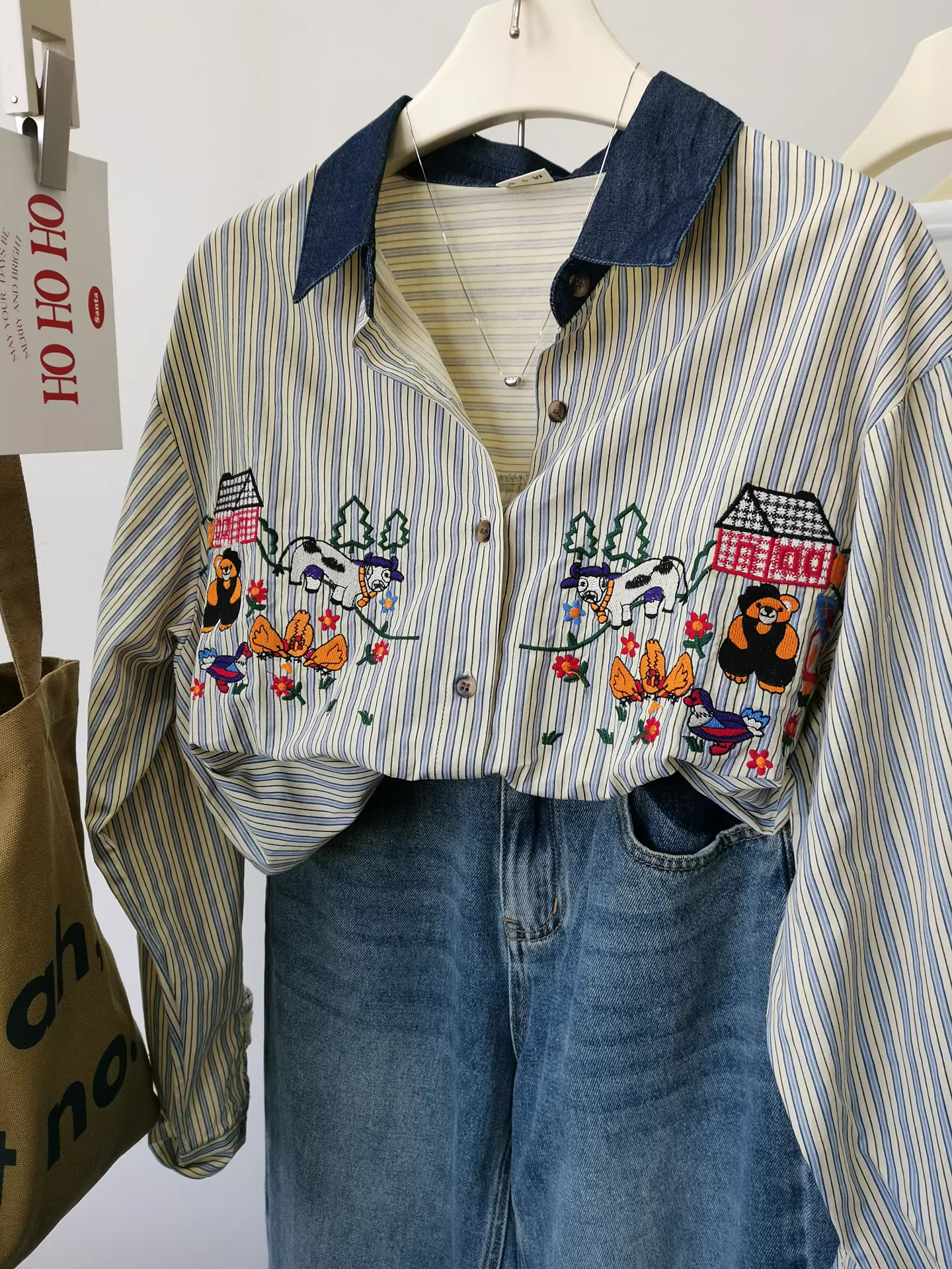 Áo sơ mi cotton nguyên chất dáng rộng, tay dài, phối màu xanh đậm, cổ denim, phối họa tiết chắp vá, sọc dọc mùa xuân, thêu tay.