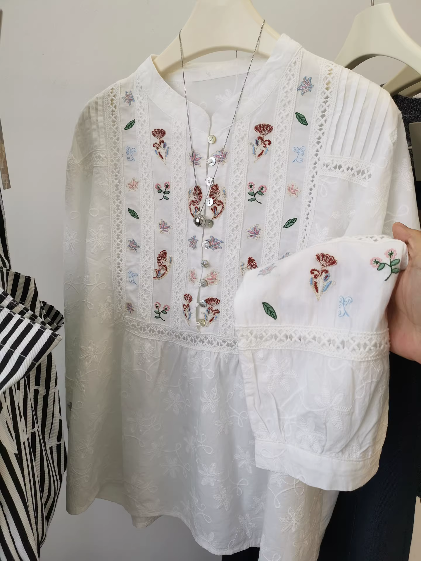 Áo sơ mi trắng thêu hoa tinh tế, thiết kế độc đáo, áo kiểu Pháp đa năng, dáng rộng, phong cách nghệ thuật dành cho nữ