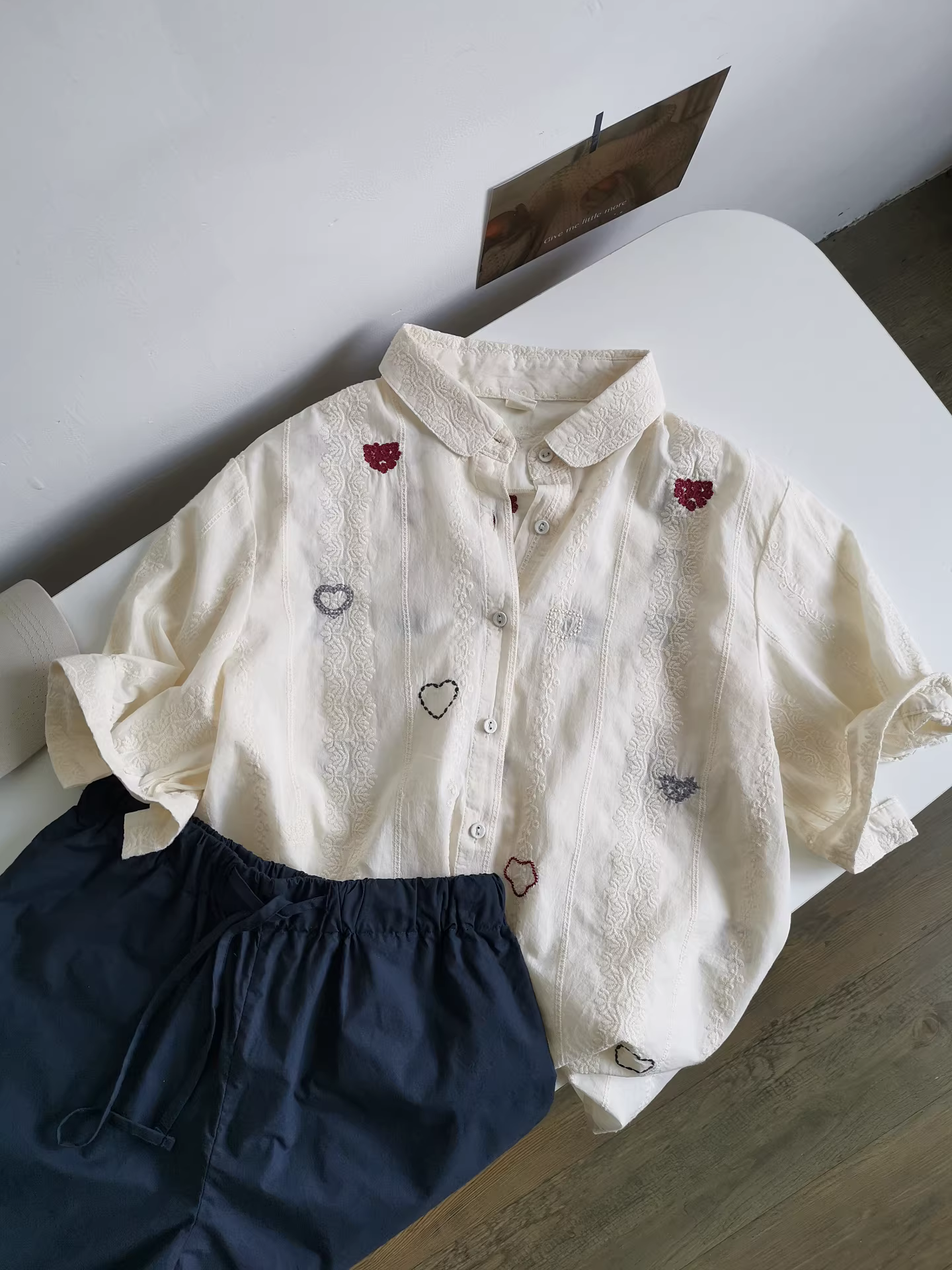 Áo sơ mi thêu toàn thân tinh tế mùa hè 2025, áo thêu nhiều lớp đa năng, chất liệu cotton nguyên chất màu be, kiểu dáng thường ngày dành cho nữ