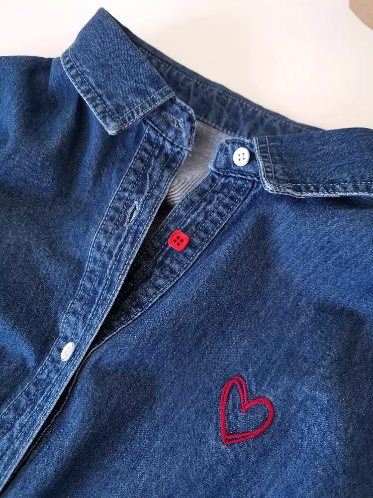 Áo sơ mi denim xanh đậm tối giản, dài tay, dáng rộng, có họa tiết thêu cổ điển dành cho nữ