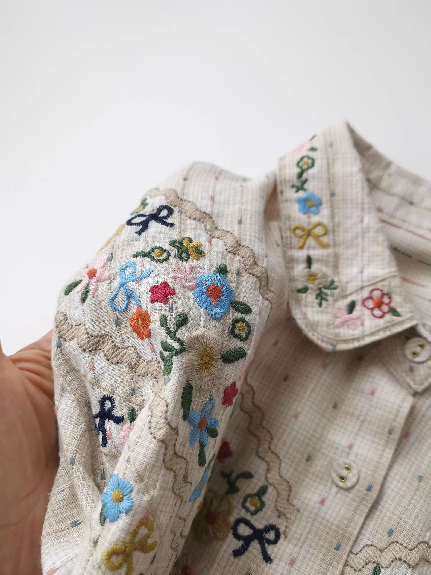 Áo sơ mi trắng rộng thùng thình thêu họa tiết Jacquard nhẹ nhàng, phối lớp, thích hợp đi làm mùa thu