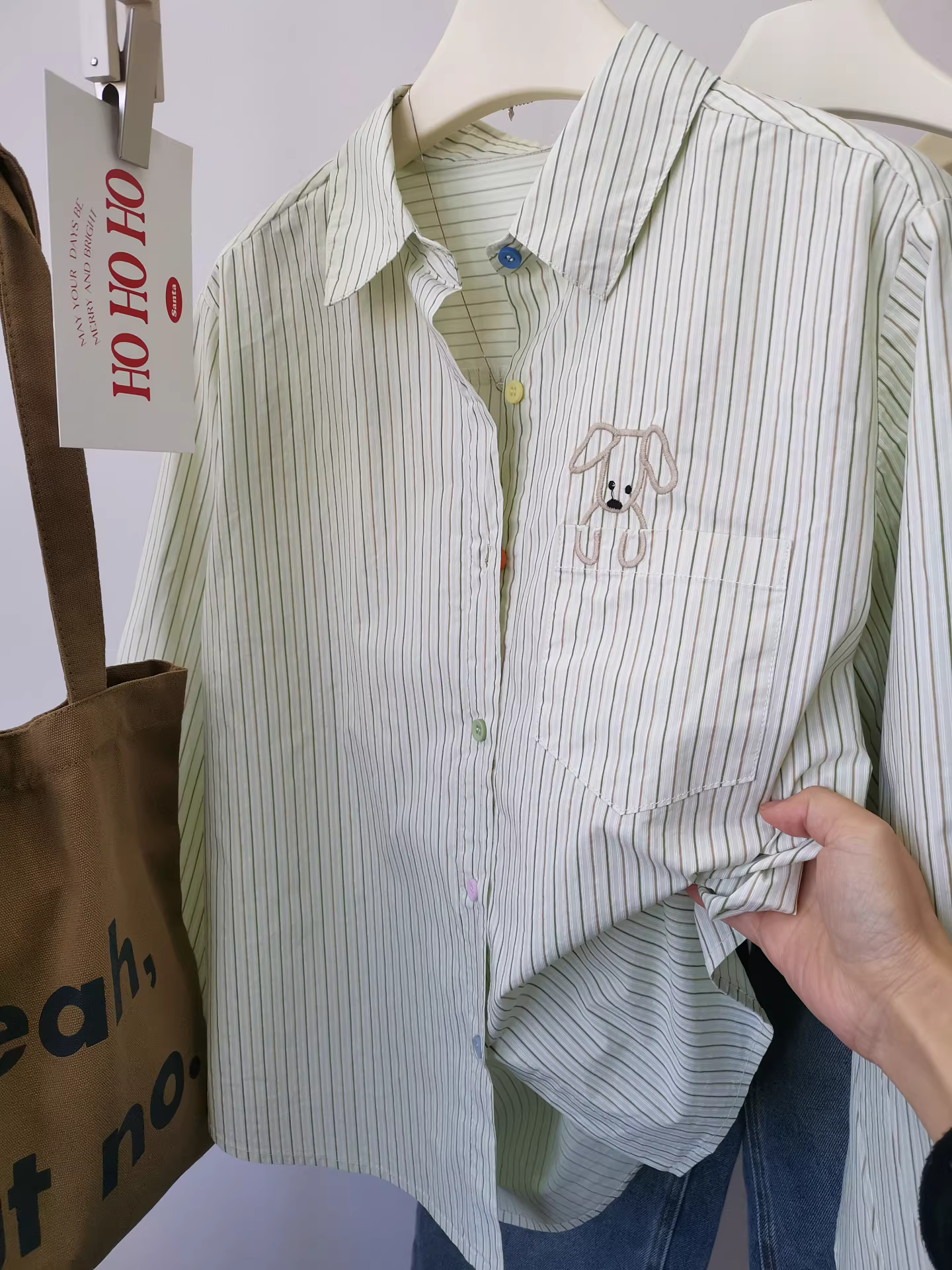 Áo sơ mi sọc dọc dễ thương dành cho nữ, áo dài tay thêu, áo kiểu Hàn Quốc mới 2025 dáng rộng nhiều lớp.