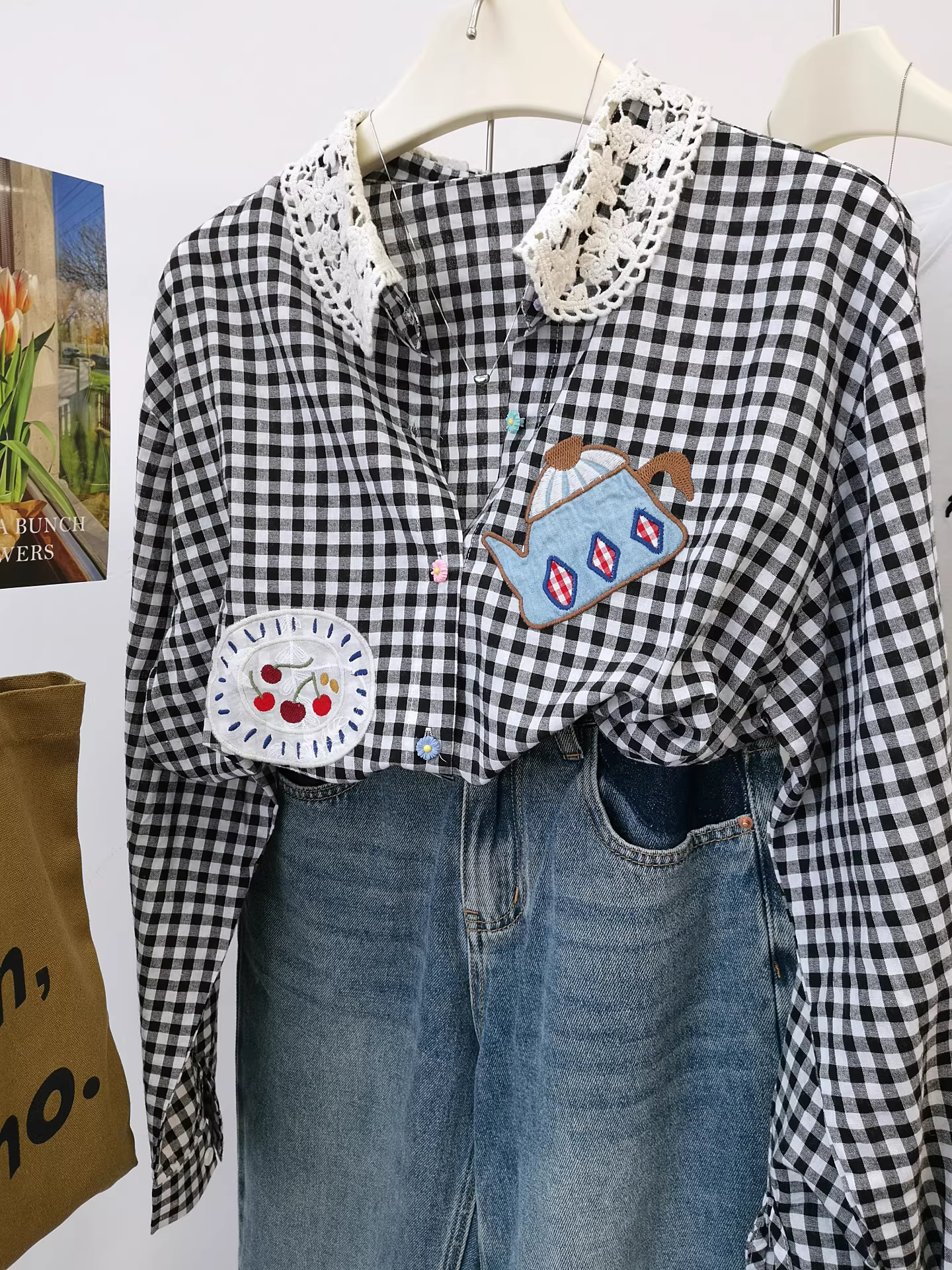 Áo sơ mi cotton kẻ caro xếp lớp dáng rộng đa năng phong cách Nhật Bản, họa tiết ấm trà nhỏ xinh mùa thu 2025