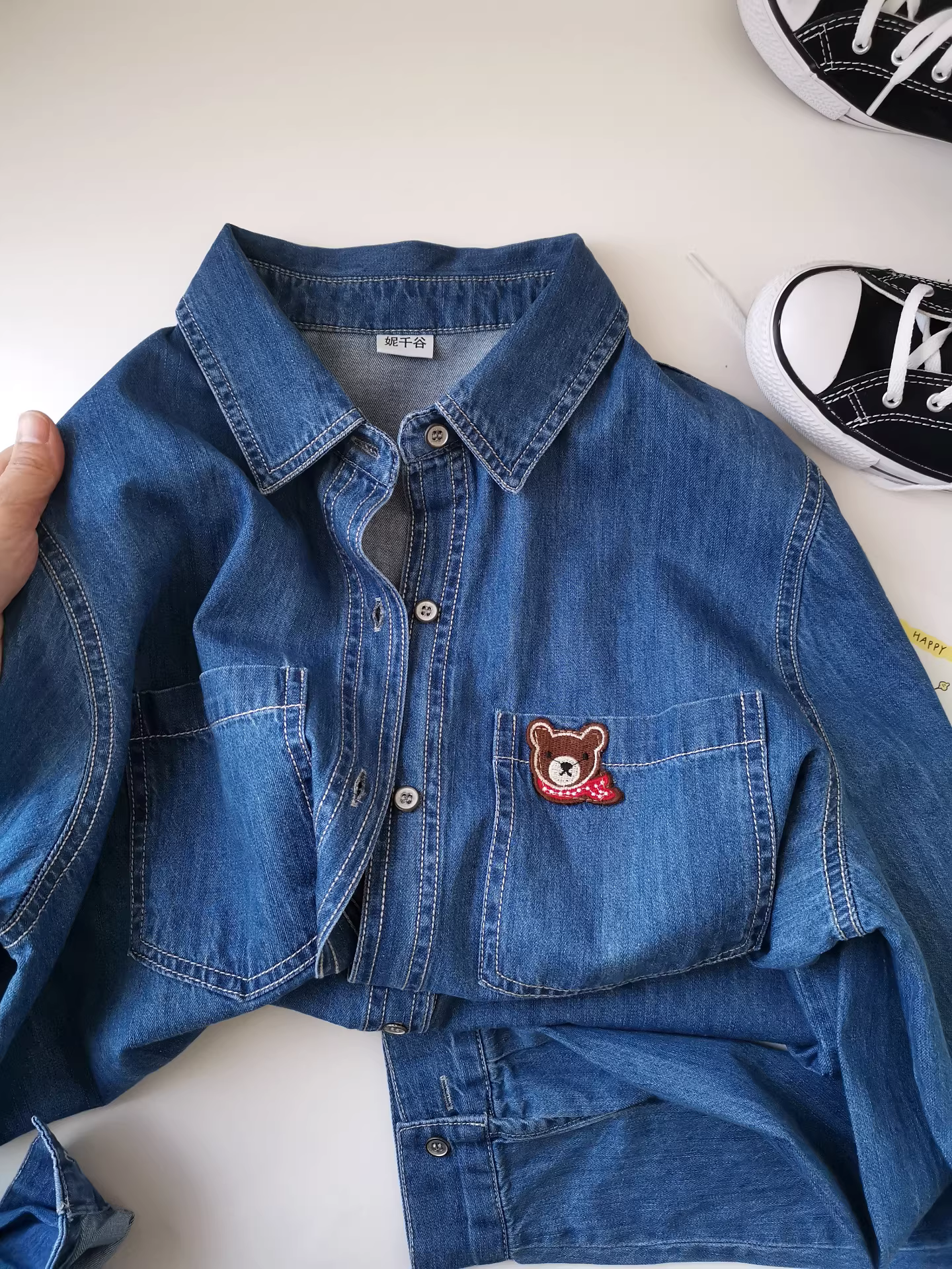 Áo sơ mi denim dài tay chất cotton mềm mại, cổ sơ mi, lớp trong được xử lý làm mềm, thêu hình gấu mùa thu đông dành cho nữ