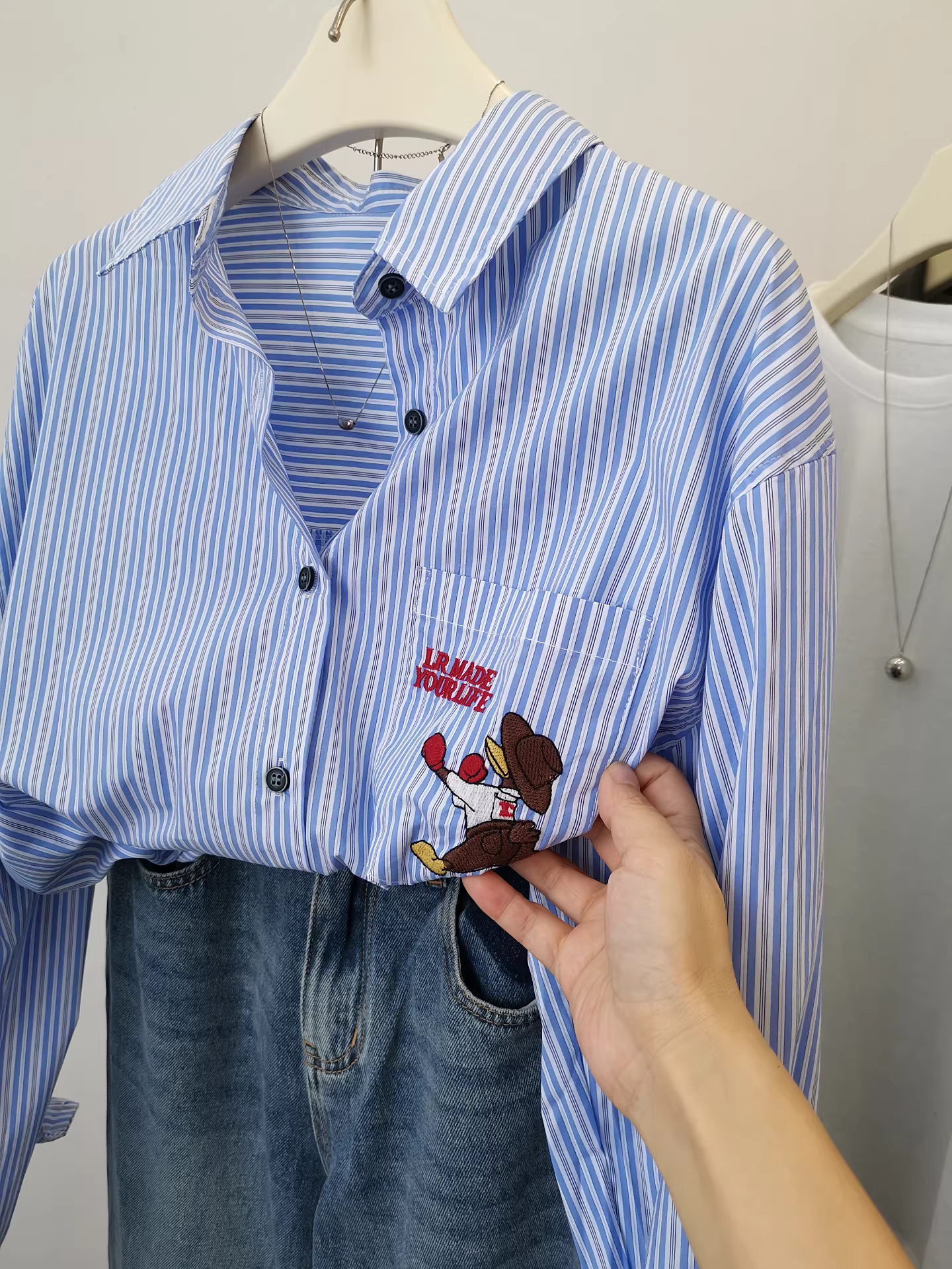 Cảm giác thư giãn vào cuối mùa thu, áo sơ mi dài tay sọc dọc đơn giản, chất lượng cao, thêu một túi, dáng rộng, thời trang, dài đến giữa đùi