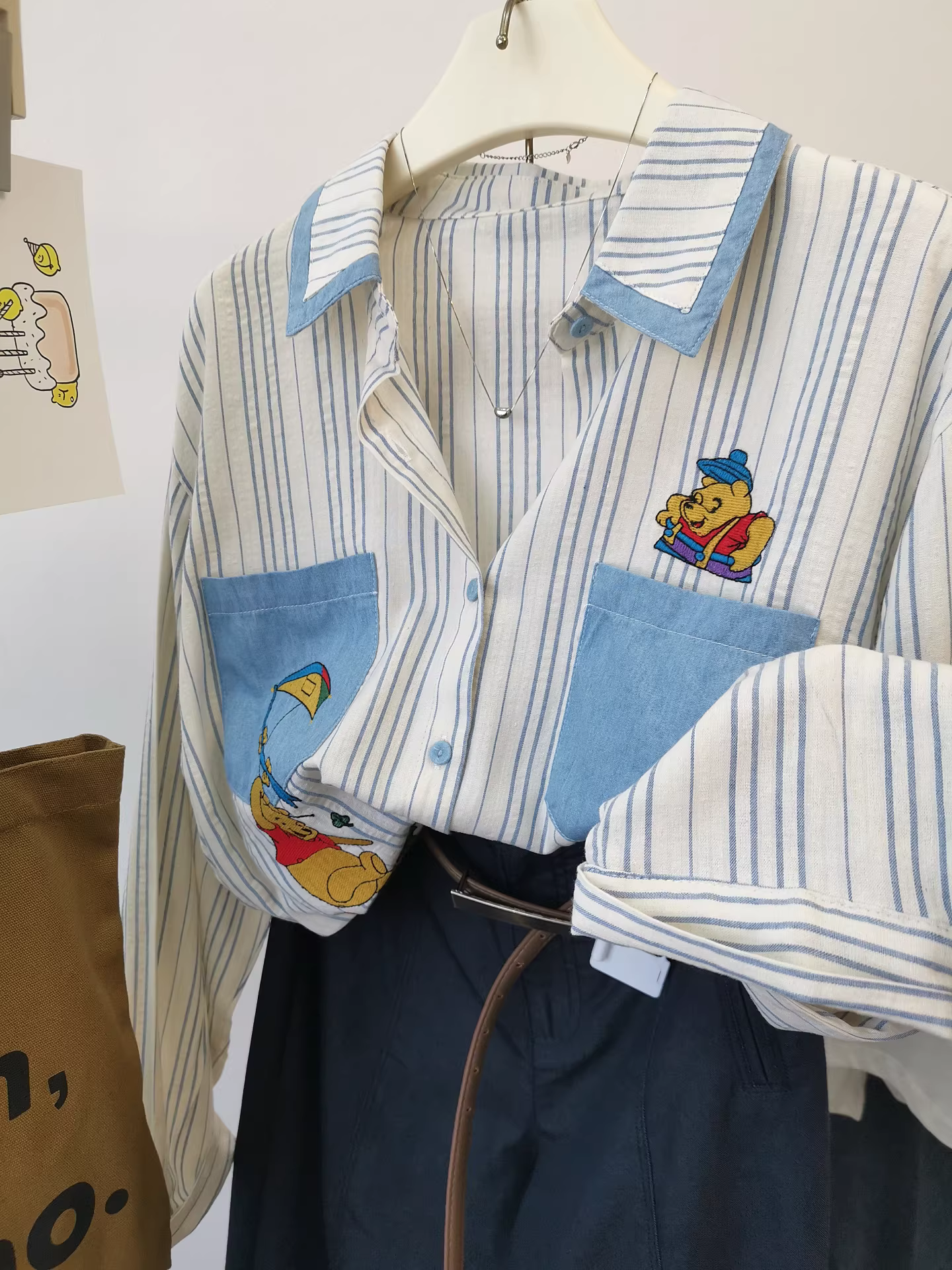 Áo sơ mi sọc cotton-linen phong cách trẻ trung, đa năng, chất liệu denim phối vải, thích hợp cho mọi mùa.