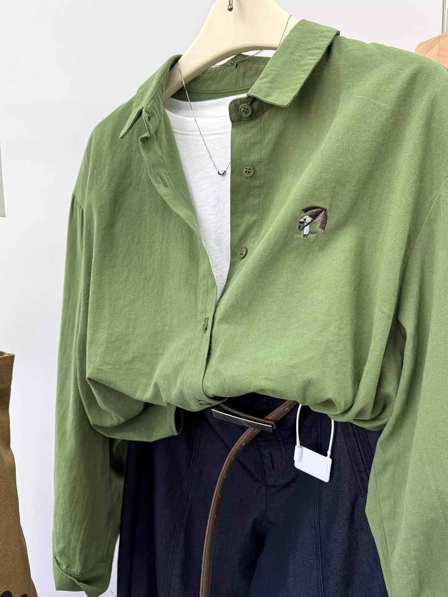 Ô dù nhỏ, được chải nhẹ, đơn giản và đa năng, áo sơ mi xanh có cổ bẻ, dáng rộng, thêu, áo sơ mi có cổ bẻ là món đồ không thể thiếu dành cho phụ nữ.