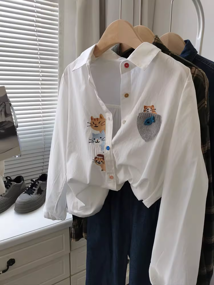 Áo sơ mi trắng dài tay chất liệu cotton 100%, kiểu dáng Hàn Quốc, phối vải len, thêu họa tiết, xếp lớp, trước ngắn sau dài dành cho nữ