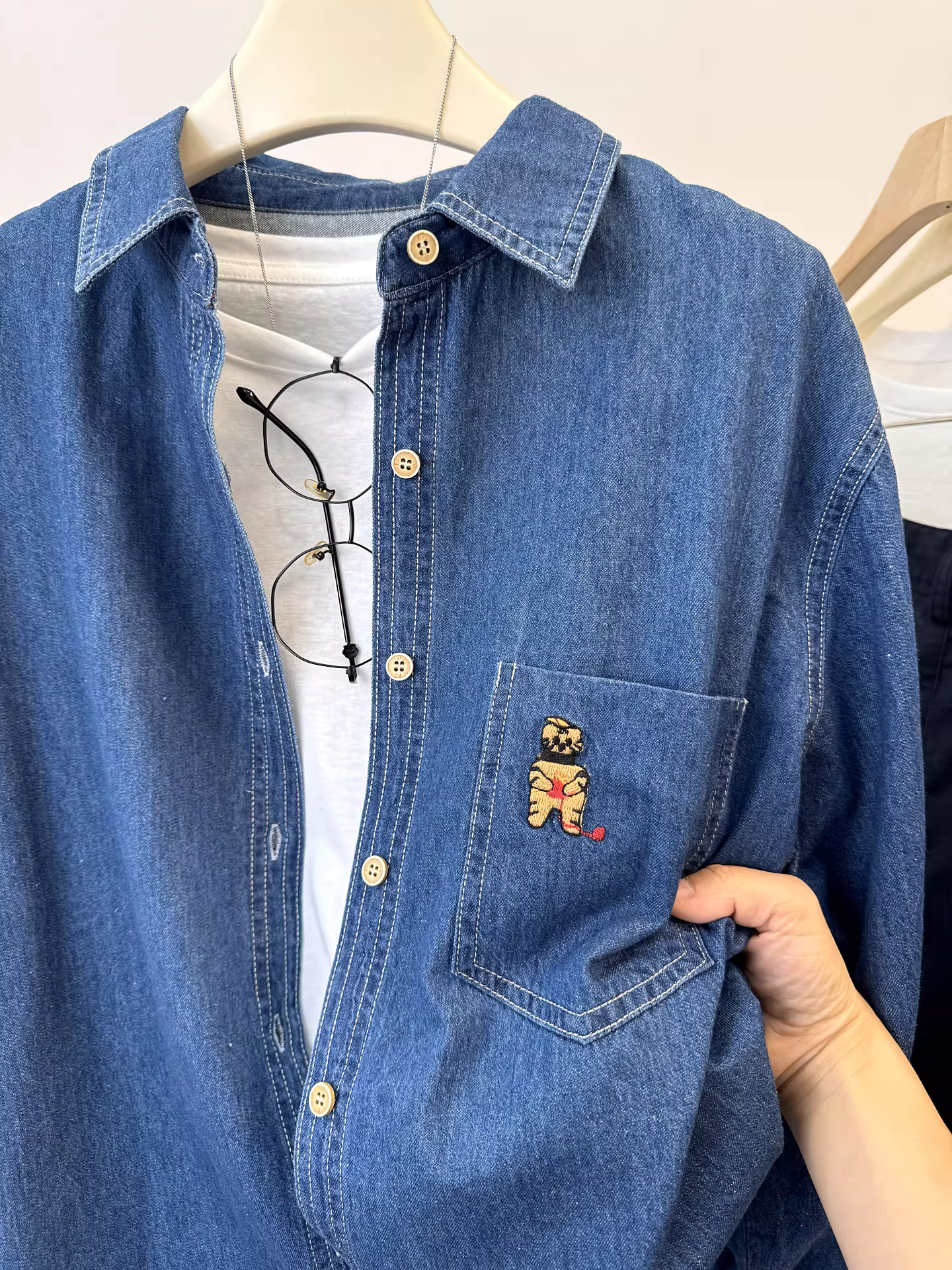 Áo sơ mi denim mềm mại kiểu Hàn Quốc có túi nhỏ thêu, chất liệu denim đã qua xử lý, kiểu dáng rộng rãi, trẻ trung, tay dài, thích hợp mặc nhiều lớp dành cho nữ