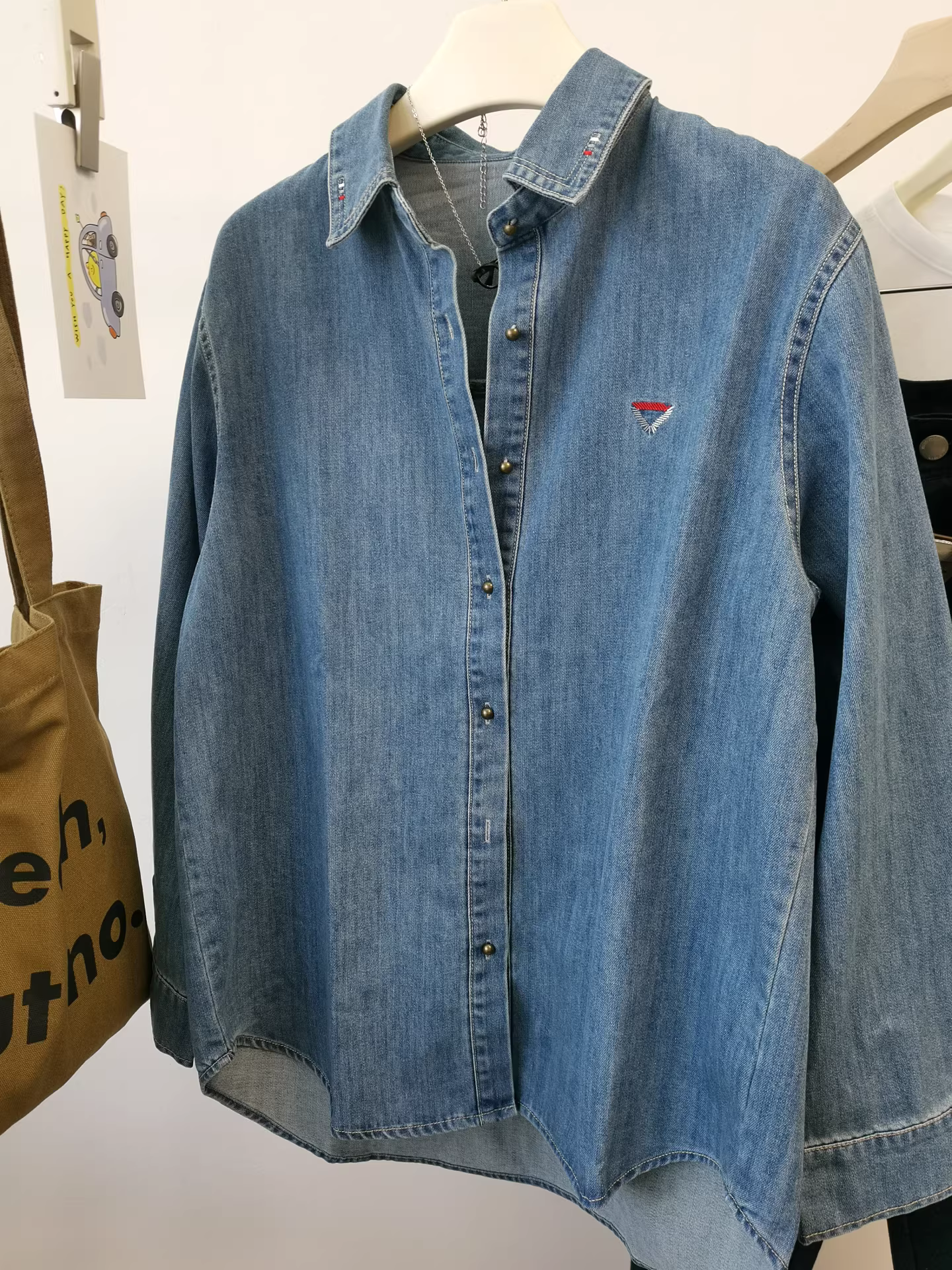 Sức hấp dẫn vô hạn! Áo sơ mi denim mềm mại, cổ áo kiểu Hàn Quốc thêu tinh tế, thích hợp phối lớp cho mùa thu đông dành cho nữ.