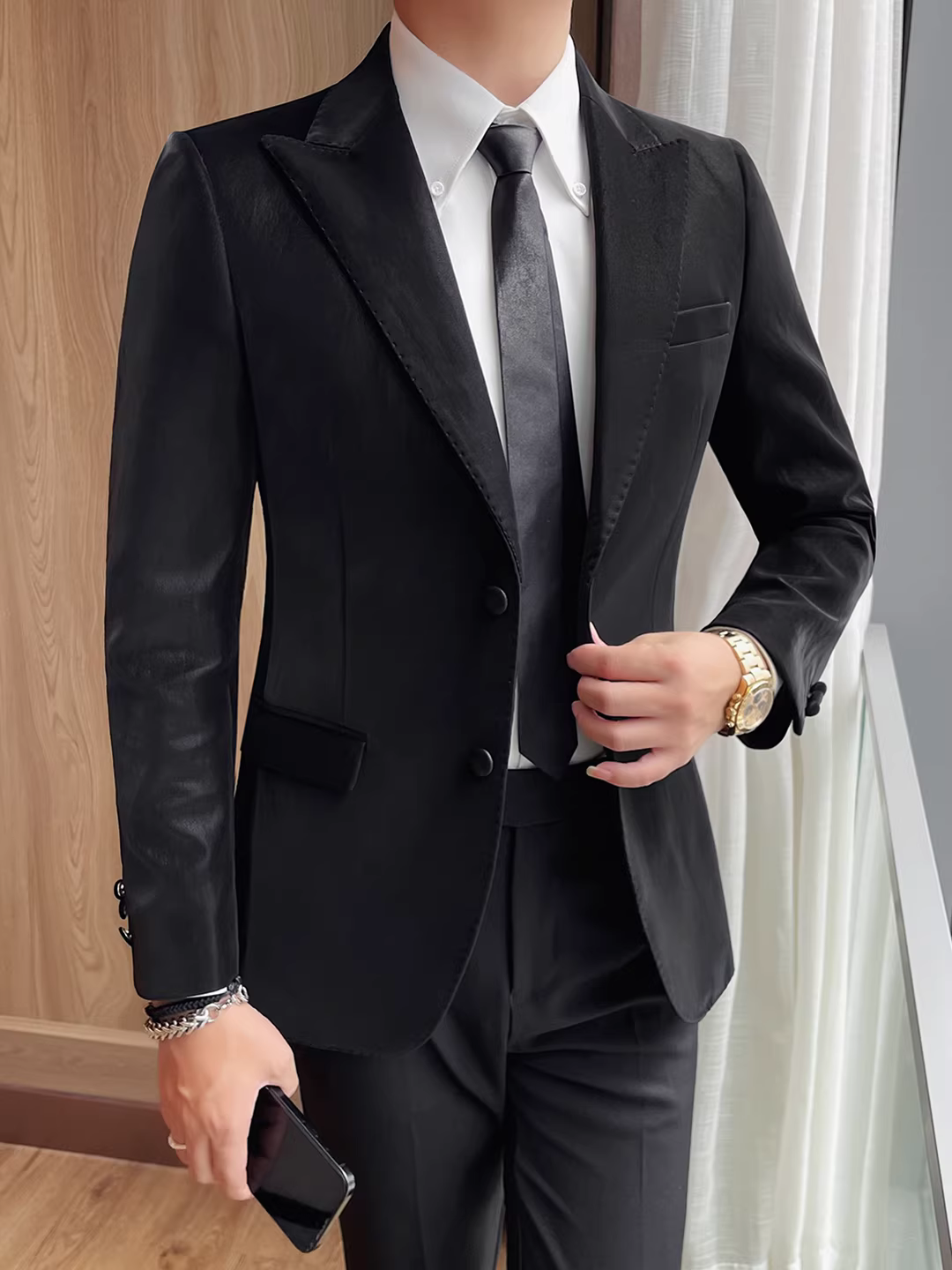 Áo blazer nam chất liệu da lộn phối hạt, kiểu dáng ôm body cao cấp, đơn hàng khuy, phong cách công sở lịch lãm, mùa thu 2025.