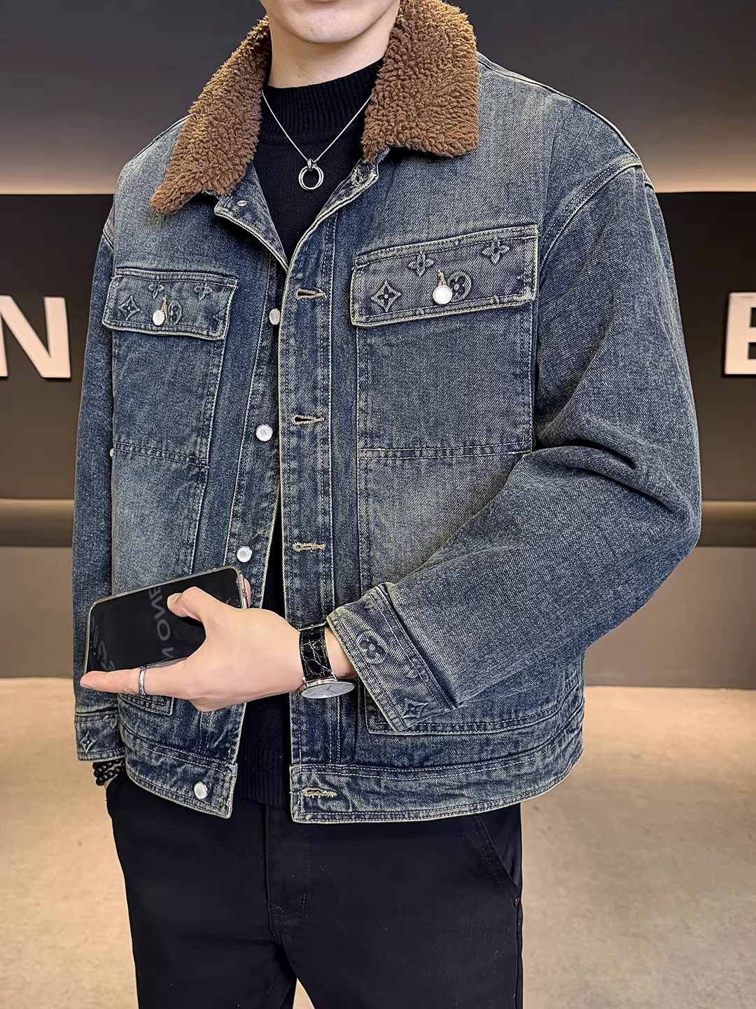 Áo khoác nam mùa đông 2025 có lớp lót lông cừu, cổ áo len dày, kiểu áo khoác denim công nhân