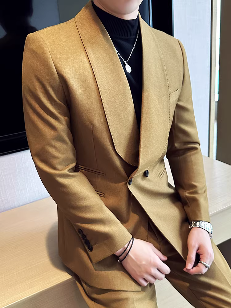 Bộ vest nam mùa thu đông, chất liệu dày, hai hàng khuy, cổ màu xanh lá, kiểu dáng ôm body, lịch lãm, thời thượng, phong cách công sở thanh lịch.