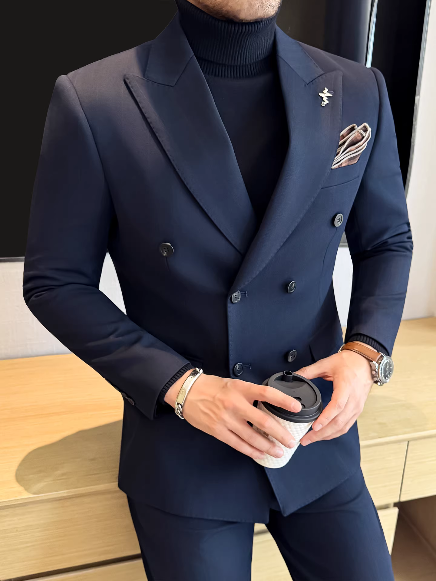 Bộ vest len nam, phối viền đính cườm, cài khuy đôi, kiểu dày dặn, phong cách lịch lãm, đa năng, dáng ôm, kẻ sọc