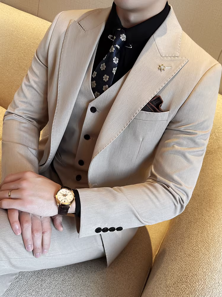 Bộ vest nam một cúc, ve áo khuyết, màu trơn, thời trang, kiểu dáng hiện đại, ôm dáng, lịch sự, bộ ba món.