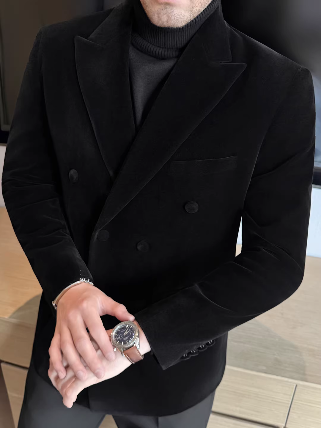 Áo blazer nhung nam dáng vest hai hàng khuy, cổ bẻ, chất dày, thích hợp cho mùa thu đông, phong cách công sở lịch lãm, đa năng, ôm dáng.