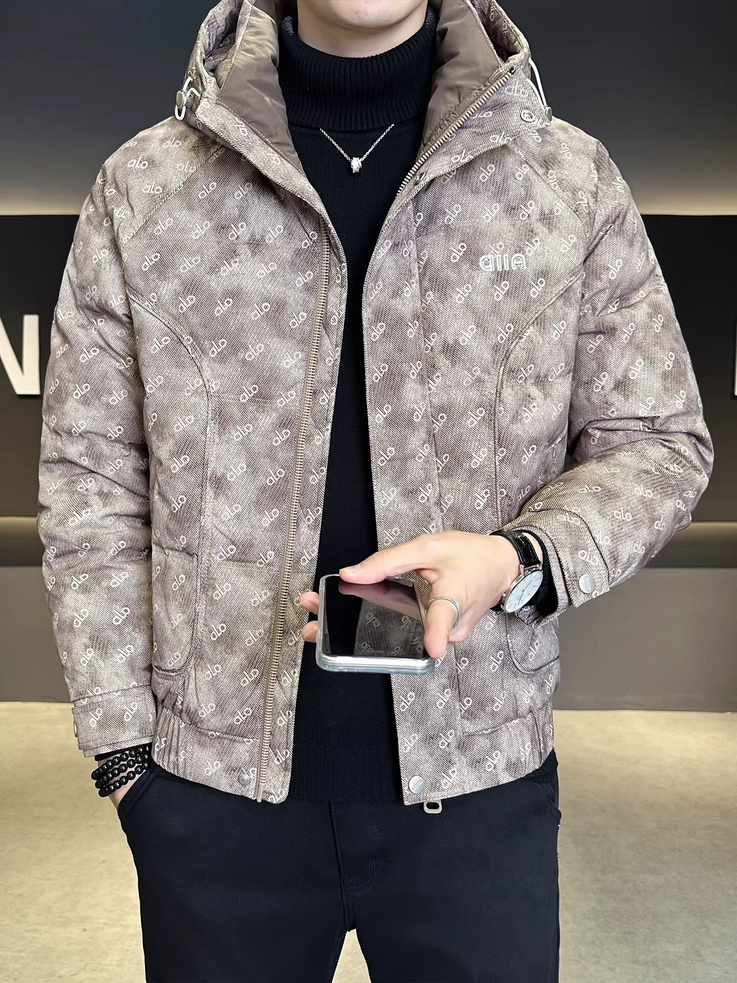 Áo khoác phao có mũ in họa tiết dành cho nam, mùa đông 2025 kiểu dáng ngắn dày dặn mới, đa năng và mang lại cảm giác cao cấp.