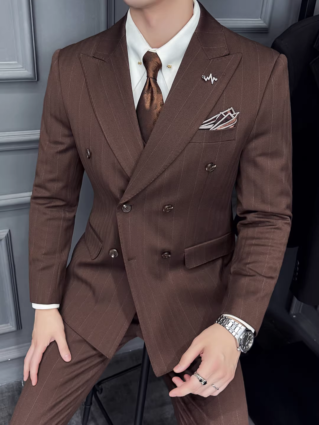 Bộ vest nam kẻ sọc, chất liệu len pha, dáng ôm, hai hàng khuy, dày dặn, thích hợp cho mùa thu đông, kiểu dáng lịch lãm, phù hợp với đám cưới, bộ ba món.