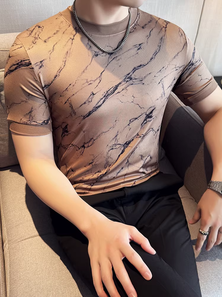 Áo thun nam cổ tròn in hình, kiểu dáng mỏng mùa hè, thời trang mới 2025, sành điệu và đẹp trai, ôm dáng, áo lót thoải mái.