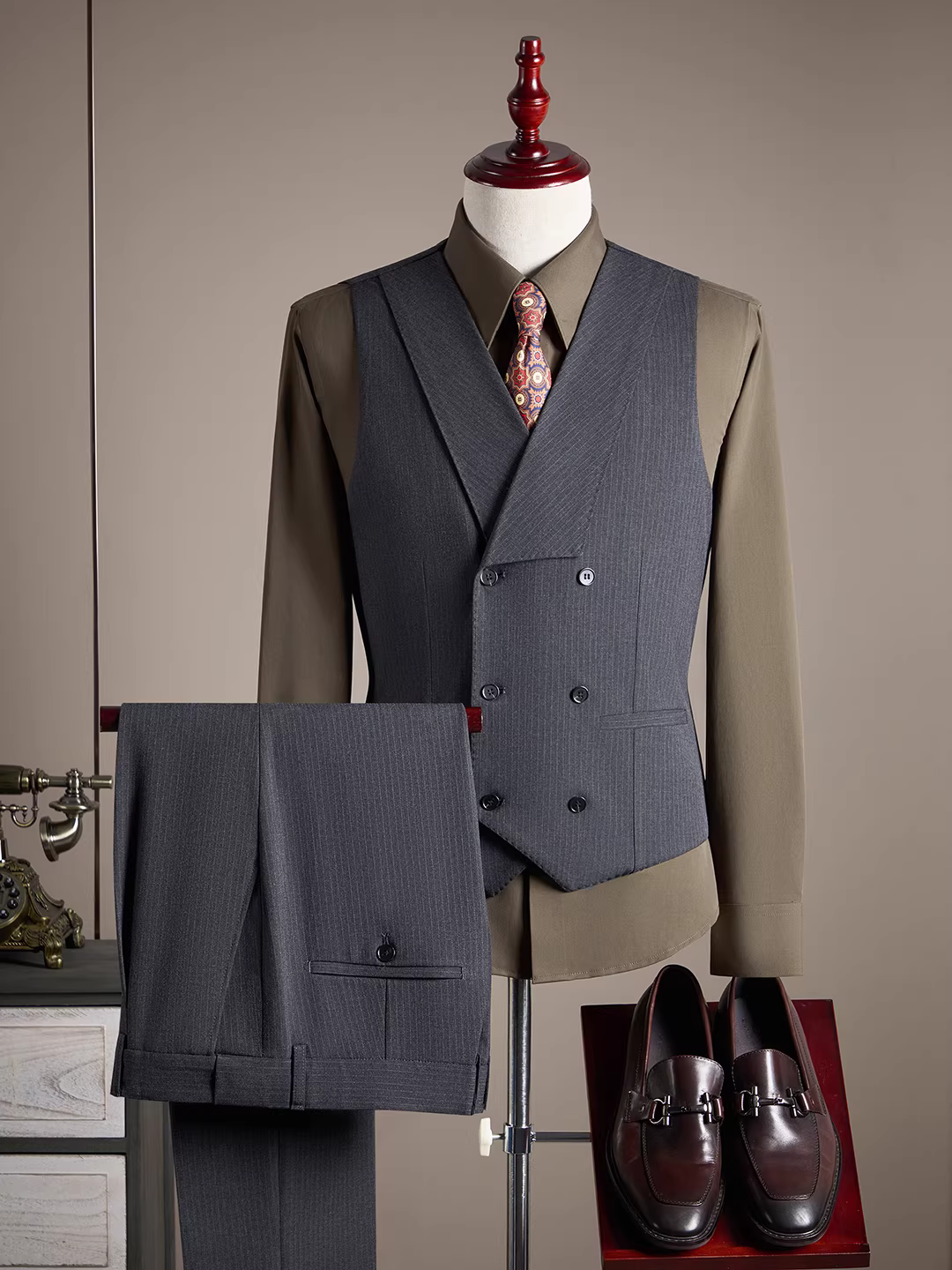 Bộ vest nam hai cúc cài khuy, phối hạt kiểu Ý, chất lượng cao, kiểu dáng ôm body, bộ hai mảnh lịch lãm.