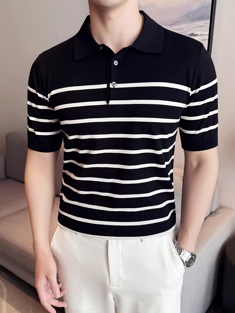 Áo thun nam dệt kim phối màu sọc, cổ trụ, tay ngắn, kiểu mới hè 2025, chất liệu lụa đá cao cấp, phong cách công sở lịch lãm.