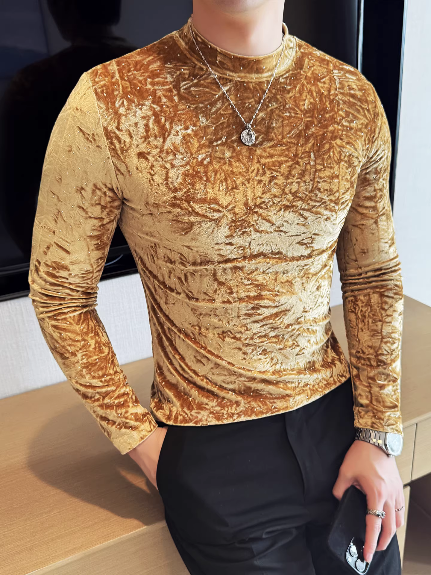 Áo thun nam chất liệu nhung, cổ nửa cao, tay dài, kiểu dáng mới thu đông 2025, ôm body, chất liệu co giãn, cổ tròn.