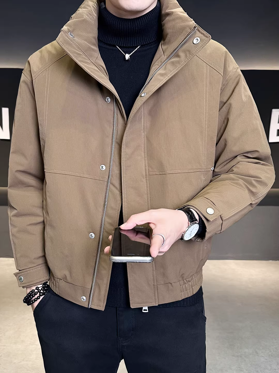 Áo khoác phao nhẹ cao cấp 90% lông vũ dành cho nam, kiểu dáng mới mùa đông 2025, cổ đứng, dáng ngắn, đa năng và ấm áp.