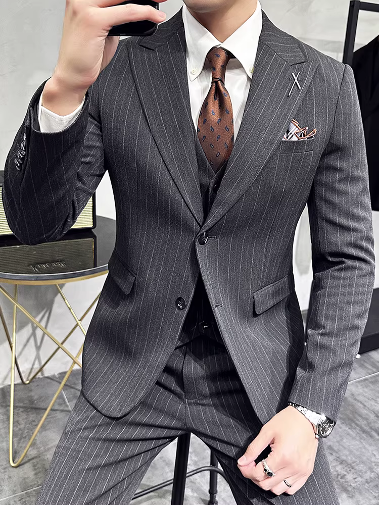 Bộ vest nam kẻ sọc, ve áo khuyết, kiểu dáng lịch lãm, phù hợp cho công việc, dạ hội, thiết kế ôm dáng, thời trang, hai khuy, bộ ba món