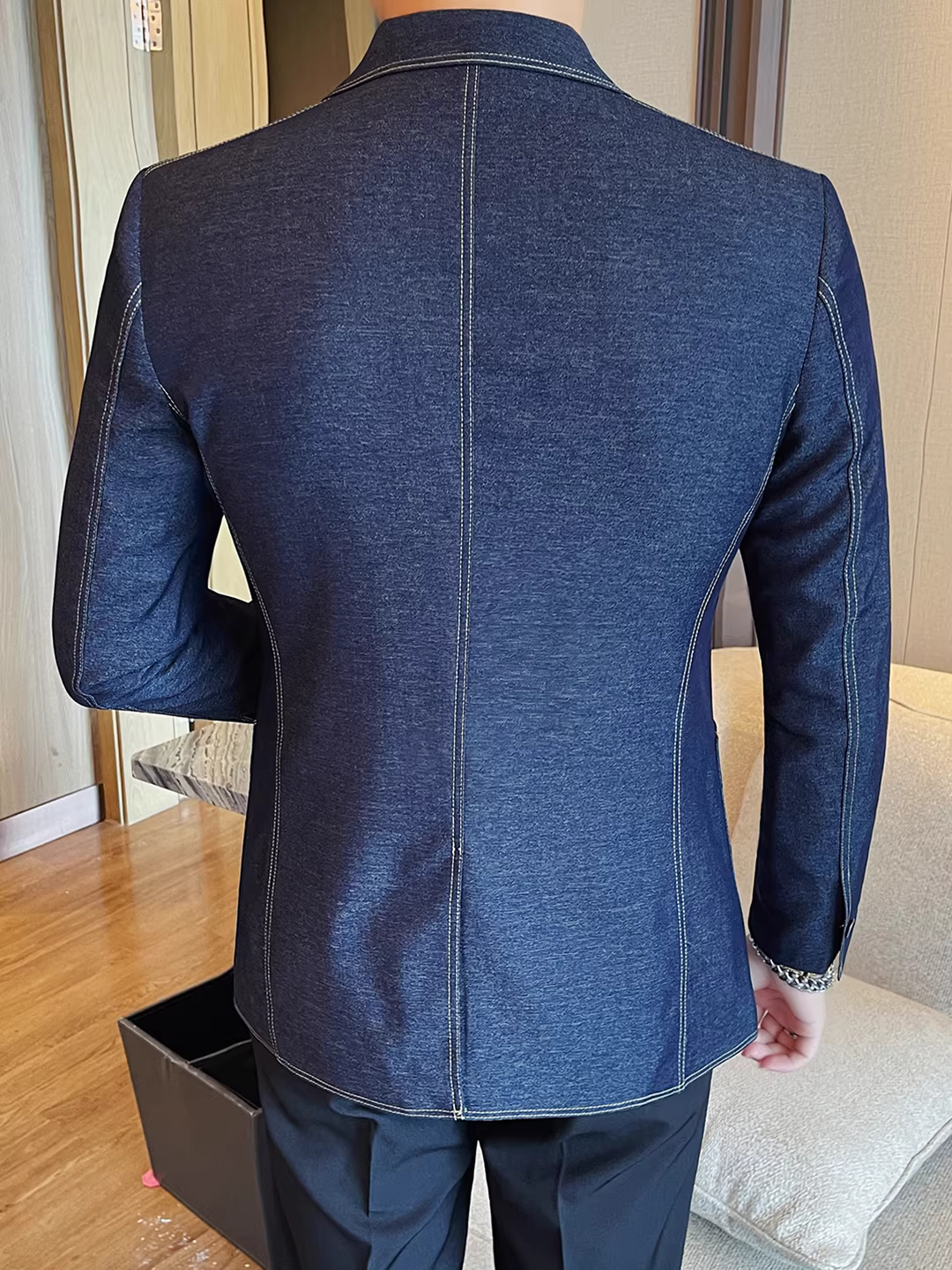 Áo blazer denim nam với thiết kế thêu lộ, thời trang cao cấp, phong cách, lịch lãm, dáng ôm, vest công sở thường ngày