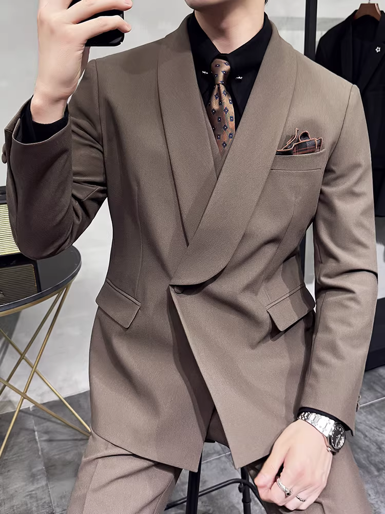 Bộ vest nam màu xanh lá cây, cổ trái cây, hai hàng khuy, chất lượng cao, kiểu dáng lịch sự, dễ chăm sóc, bộ ba mảnh ôm dáng.