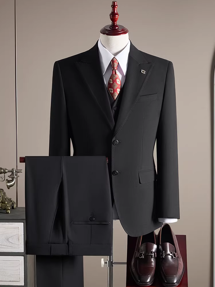 Bộ vest cưới nam cao cấp, kiểu dáng ôm body, thời trang, gồm ba món, với áo khoác vest có viền đính hạt.