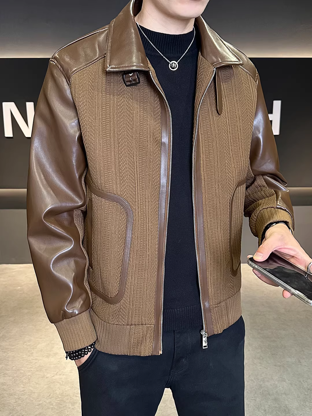 Áo khoác da nam thiết kế phối vải cao cấp, kiểu dáng thời trang mới 2025, kiểu dáng ngắn, phong cách biker.