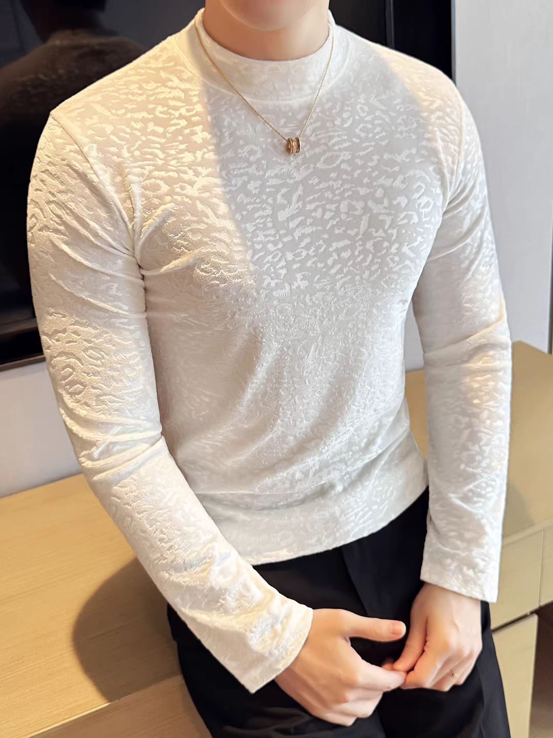 Áo thun nam tay dài chất liệu nhung vàng in họa tiết da báo, cổ nửa cao, ôm dáng, kiểu dáng ba chiều.