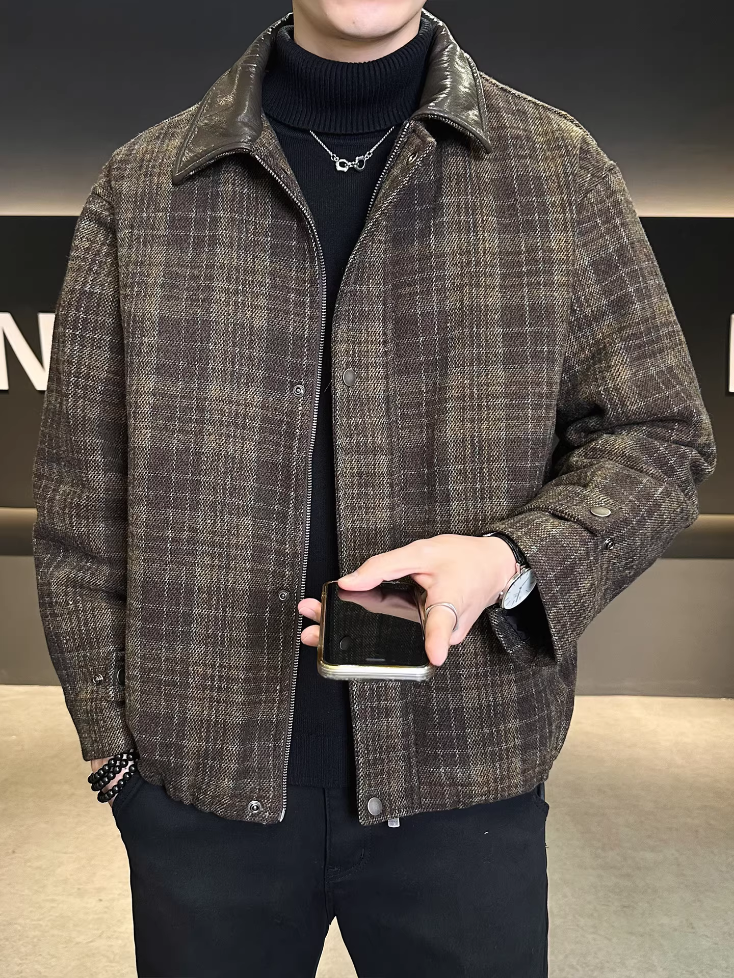 Áo khoác nam dáng lửng phối da, kiểu dáng mới mùa đông 2025, chất liệu dày dặn, ấm áp, thiết kế đa năng, dáng rộng.