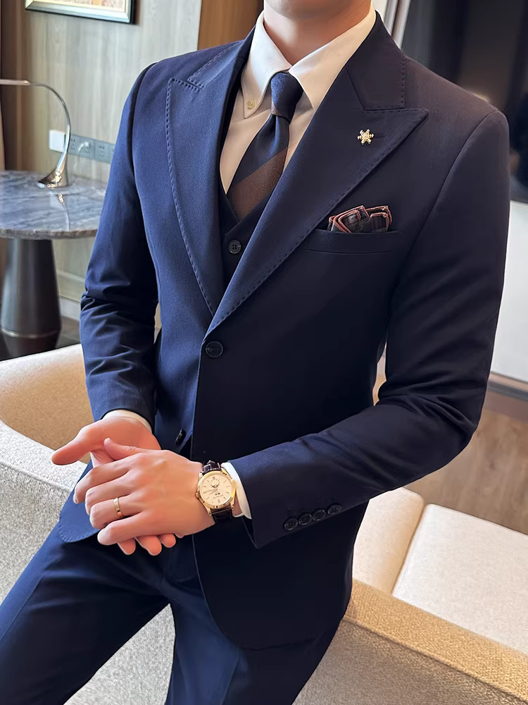 Bộ vest nam hai cúc cài khuy, phối hạt cườm, kiểu dáng Hàn Quốc, ôm dáng, lịch lãm, thích hợp cho đám cưới, gồm ba món