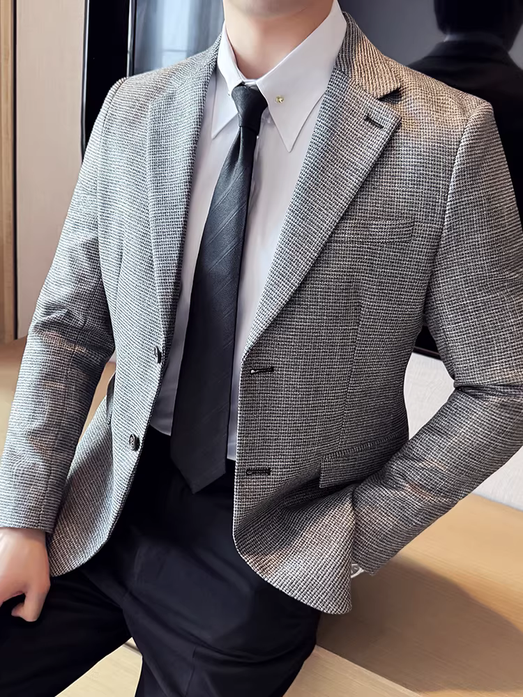 Áo blazer kẻ ô vuông lụa sáng màu dành cho nam, mùa thu 2025, dáng ôm, đa năng, phong cách lịch sự nhưng vẫn trẻ trung, chất liệu cao cấp.
