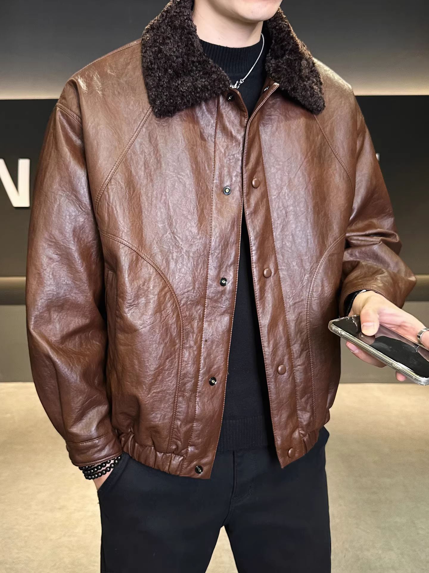 Áo khoác da nam mùa đông 2025 kiểu dáng mới thời thượng, ngắn, rộng rãi, có lót lông và chất liệu da dày dặn.