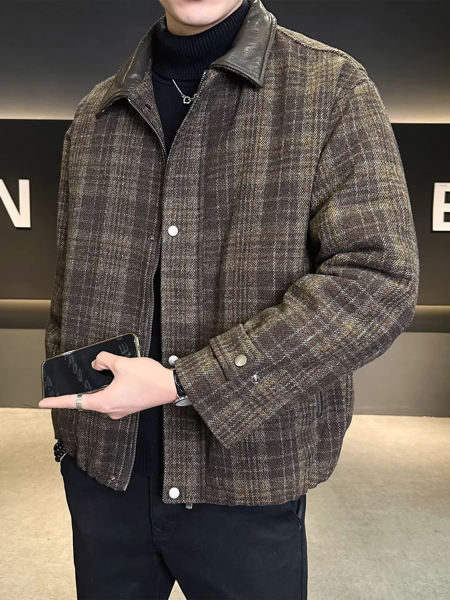 Áo khoác nam dáng lửng phối da, kiểu dáng mới mùa đông 2025, chất liệu dày dặn, ấm áp, thiết kế đa năng, dáng rộng.