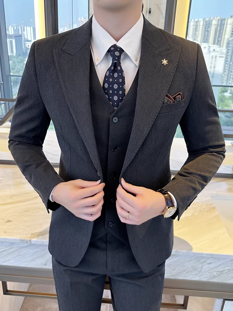 Bộ vest nam hai cúc cài khuy, phối hạt cườm, kiểu dáng Hàn Quốc, ôm dáng, lịch lãm, thích hợp cho đám cưới, gồm ba món